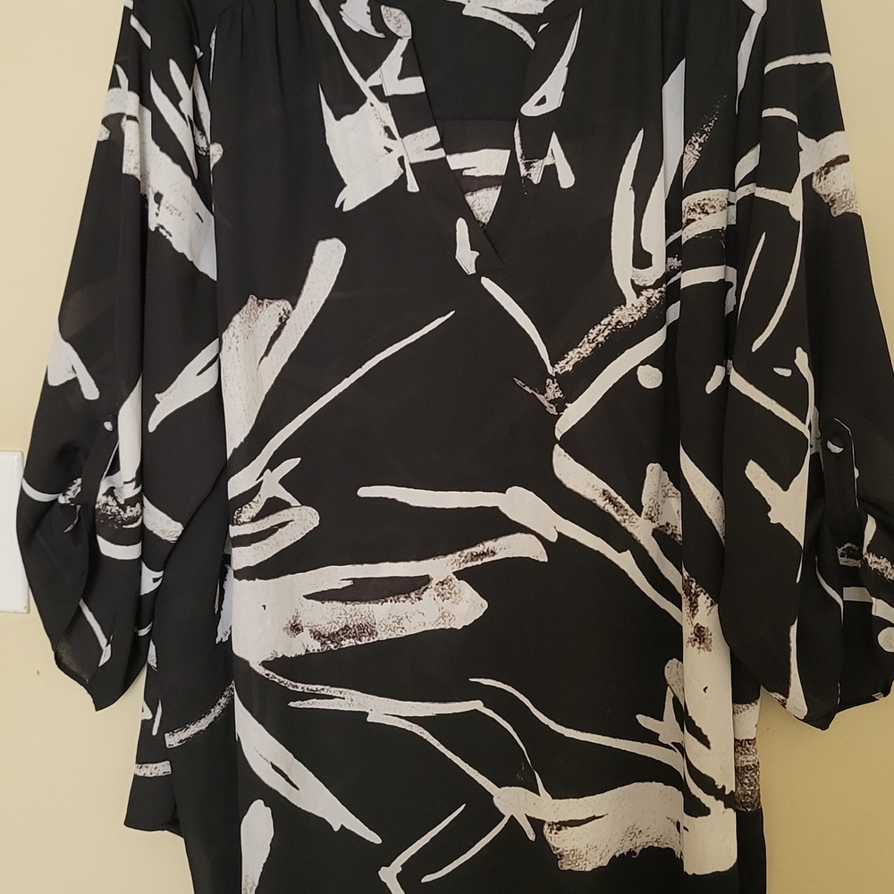Worthington Black and White Brushstroke Blouse